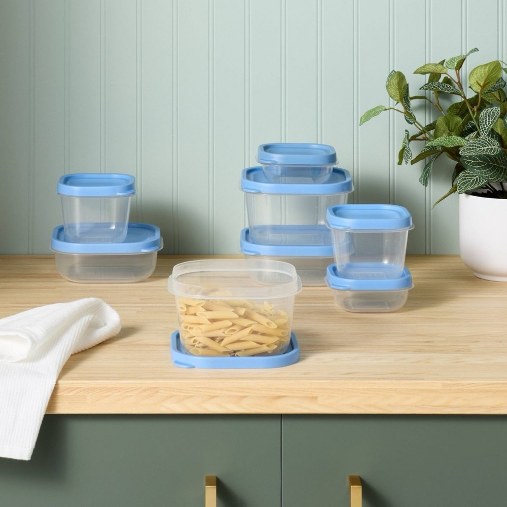 ROOM ESSENTIALS NWT set of 8 plastic food storage containers -blue